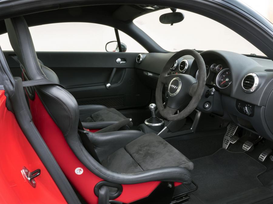 Интерьер Audi TT Quattro Sport (8N) 2005 года  (UK) (фото 3 из 9)